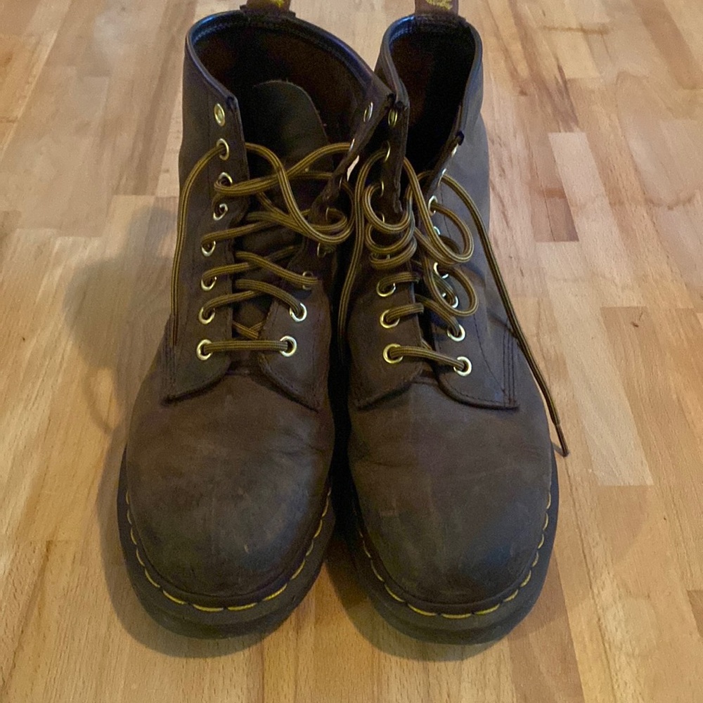 Size 7 men’s Doc Martens brown lace up good condition